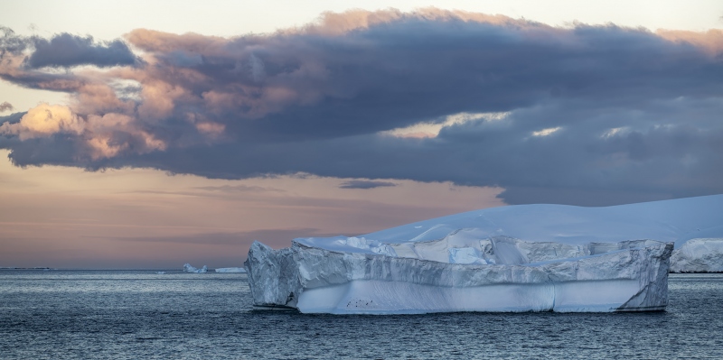 1_3763T-Antarktis-Abendstimmung-am-Eisberg-mit-Pinguinen