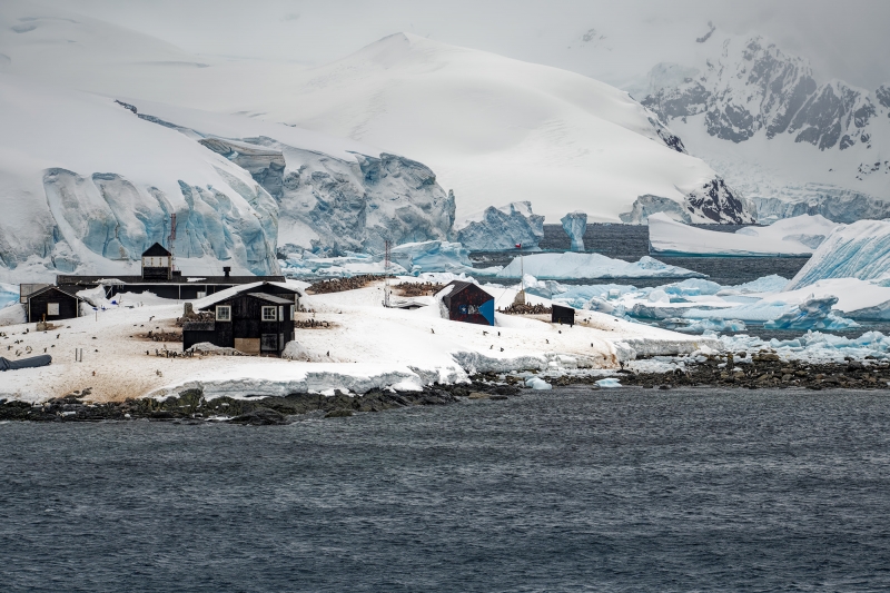 1_4166T-Antarktis-Chilenische-Forschungstation-mit-Pinguinen