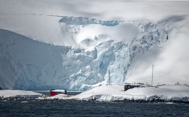 2_4002T-Antarktis-Paradies-Bay-Chilenische-Forschungstation-mit-Pinguinen