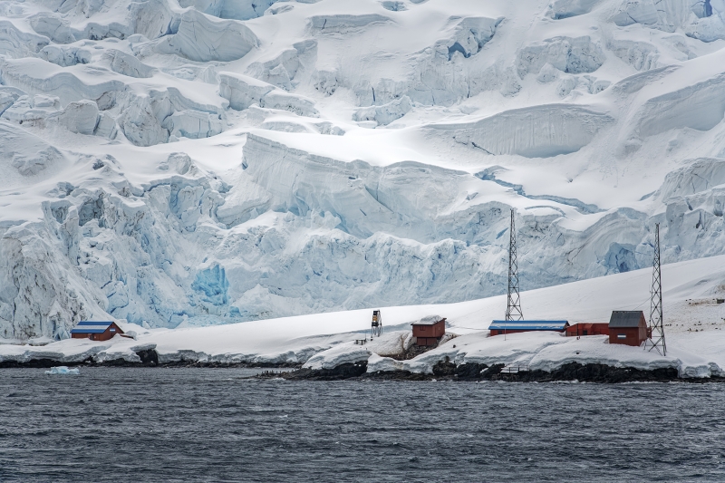 4122T-Antarktis-Paradies-Bay-Chilenische-Forschungstation-mit-Pinguinen