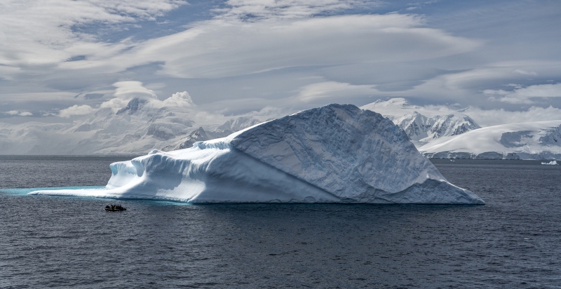 5386TZ-Eisberg-mit-Schlauchboot-Antarktis