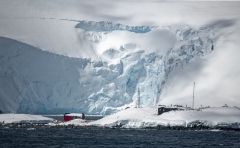 1_4002T-Antarktis-Paradies-Bay-Chilenische-Forschungstation-mit-Pinguinen