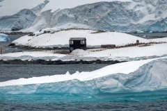 1_4151T-Antarktis-Paradies-Bay-Chilenische-Forschungstation-mit-Pinguinen