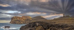 3756TZ-Azoren-Faial-Küste-mit-Leuchtturm-beleuchtet-Panorama