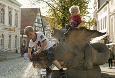 spielende Kinder auf dem Bücke