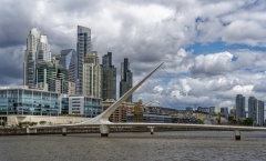 4819TZ-Brücke-mit-Gebäuden-in-Buenos-Aires