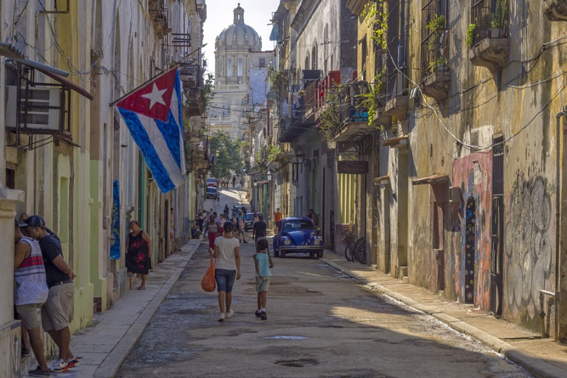 5294Sa-Havanna-Gasse-Cuba-mit-Fahne-und-Capitol