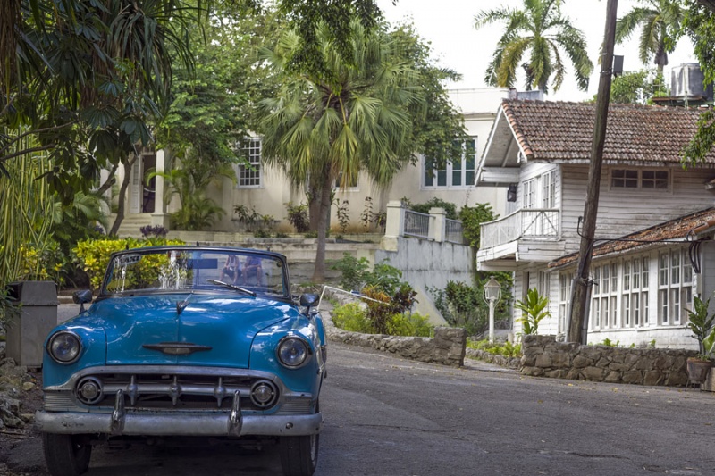 5400Sa-Wohnhaus-Ernest-Hemmingway-Havanna-Cuba-mit-Oldtimer1