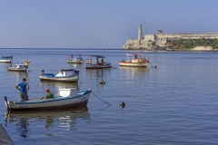 5277Sa-Fischerboote-Hafen-Havanna-Cuba-mit-Leuchtturm1