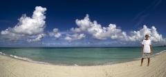 5892Sa-Strandpanorama-Varadero-Cuba-Karibik-mit-altem-Mann-ohne-Werbung