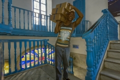 4999Sa-Transport-im-Treppenhaus-Cuba-Havanna1