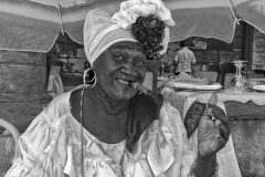 5426Sa-Kubanerin-mit-Zigarre-sw1