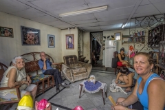 5637Sa-Familie-im-Wohnzimmer-Cuba-Havanna1