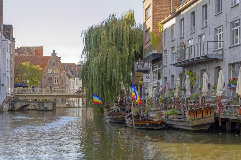 2879TZ-historische-Gebäude-Kanal-mit-Booten-Gent-Belgien