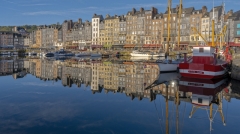 3002TZ-Honfleur-Frankreich-Panorama-am-Hafen