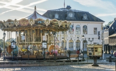 3020TZ-Honfleur-Frankreich-historisches-Karusell-mit-Hotel-de-Ville