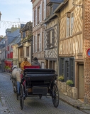 3041TZ-Honfleur-Frankreich-Altstadt-mit-Pferdekutsche