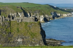 1690P Weisses Kliff mit Klosterruine Nordirland