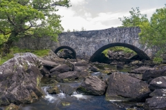 2483P  alte Brücke am Fluss Ring of Kerry Irland