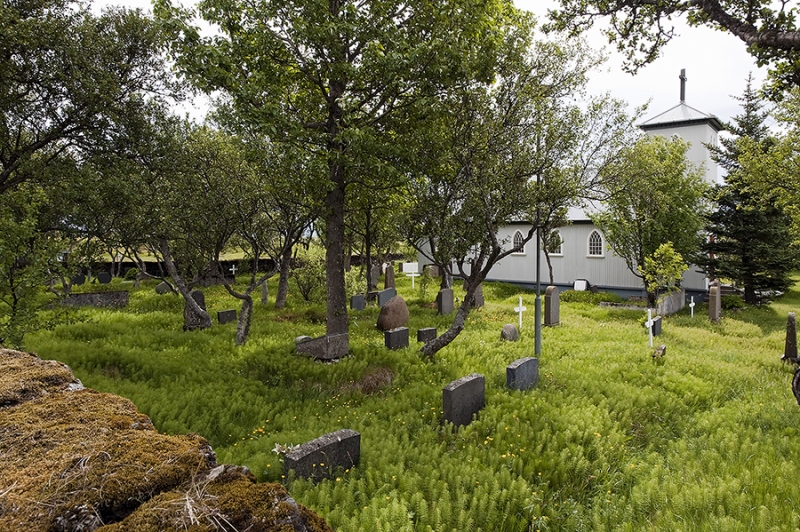 2805B-Island-Kirche-mit-Friedhof