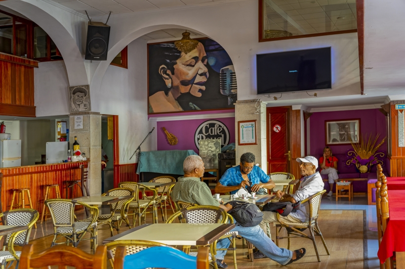 4492TZ-Cafe-Royal-Innen-Mindelo-auf-Insel-Sao-Vicente-Kapverden
