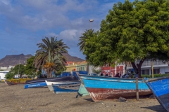 4462TZ-Fischerboote-am-Strand-Mindelo-auf-Insel-Sao-Vicente-Kapverden