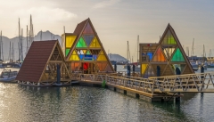 4510TZ-schwimmende-Restaurants-im-Hafen-von-Mindelo-auf-Insel-Sao-Vicente-Kapverden