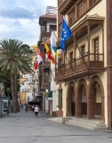 4245TZ-La-Gomera-Rathaus-mit-Stadtlandschaft