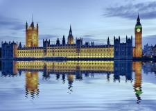 Houses of Parlaments London beleuchtet Spiegelung