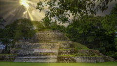 1775UZ-Maya-Pyramide-Sonnenstrahlen-Altun-Belize