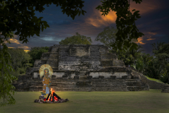 1810UZ-Maya-Pyramide-Altun-Belize-Abend-mit-Maya-am-Lagerfeuer