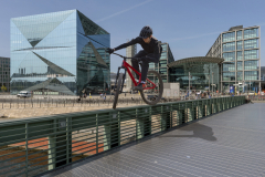 3343SN-Hauptbahnhof-Berlin-mit-Biker