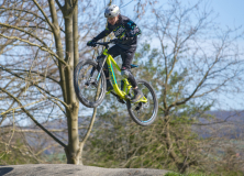 4472T-Mountainbiker-in-der-Luft