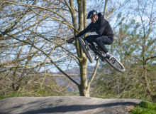 4492T-Mountainbiker-in-der-Luft