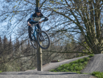 4550T-Mountainbiker-in-der-Luft