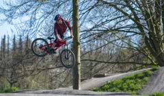 4554T-Mountainbiker-in-der-Luft