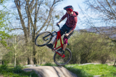 4575T-Mountainbiker-in-der-Luft