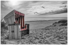 3331C Strandkorb auf  Sylt Abendstimmung sw coloriert rot