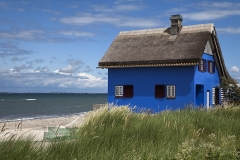 3668E blaues  ReetdachHaus am Ostseestrand