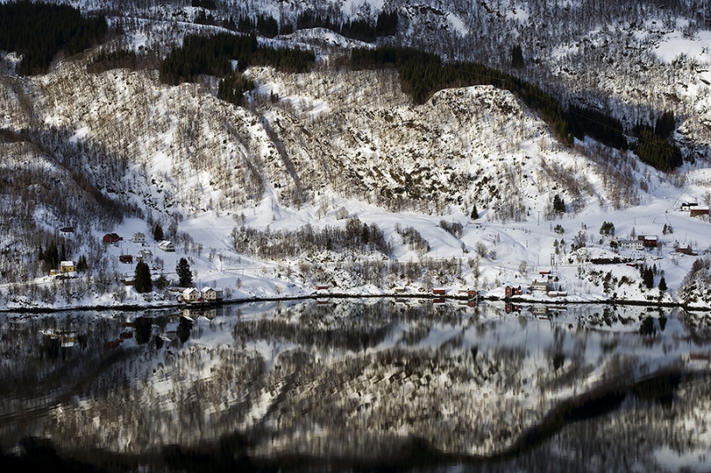 2045L-Spiegelung-am-Fjord-Nordnorwegen-im-Winter