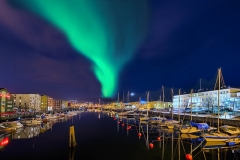 1233L-37L-Trondheim-Norwegen-bei-Nacht-beleuchtet-Nordlicht