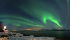 1379L-1380L-Nordlicht-am-Leuchtturm-Tysfjord-Norwegen