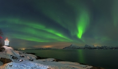 1381L-1382L-Nordlicht-am-Leuchtturm-Tysfjord-Norwegen