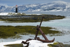 1435L-Tysfjord-mit-Anker-und-Leuchtturm-Hamaroy