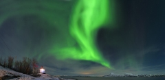 1863L-65L-67L-Tysfjord-mit-Leuchtturm-und-Polarlicht-Panorama