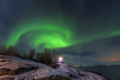 1869L-Nordlicht-am-Tysfjord-mit-Leuchtturm
