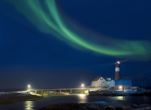 1954L-Leuchtturm-Hamaroy-mit-Nordlicht-Norwegen