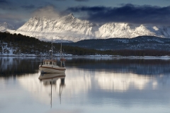 1976L-Boot-im-Fjord-Winterlandschaft-Nordnorwegen
