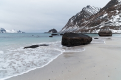 7061G-Lofoten-am-Strand
