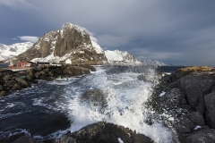 8230G-Gischt-im-Hafen-bei-Reine-auf-den-Lofoten